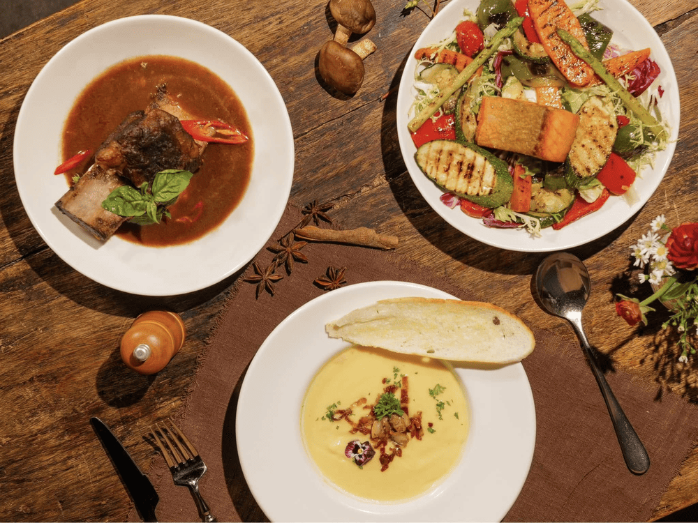 Brunch at Ban Cong Cafe & Restaurant features a delightful selection of French-inspired dishes (Source: Bancông - Số 2 Đinh Liệt)